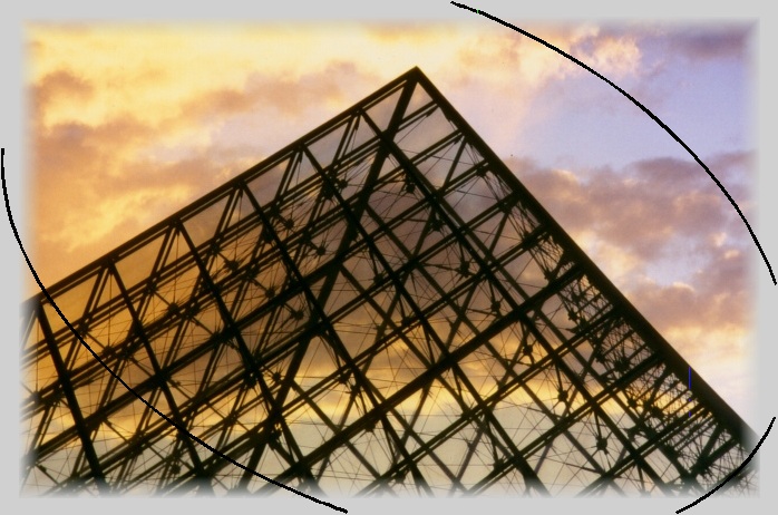 Paris, la pyramide du Louvre.